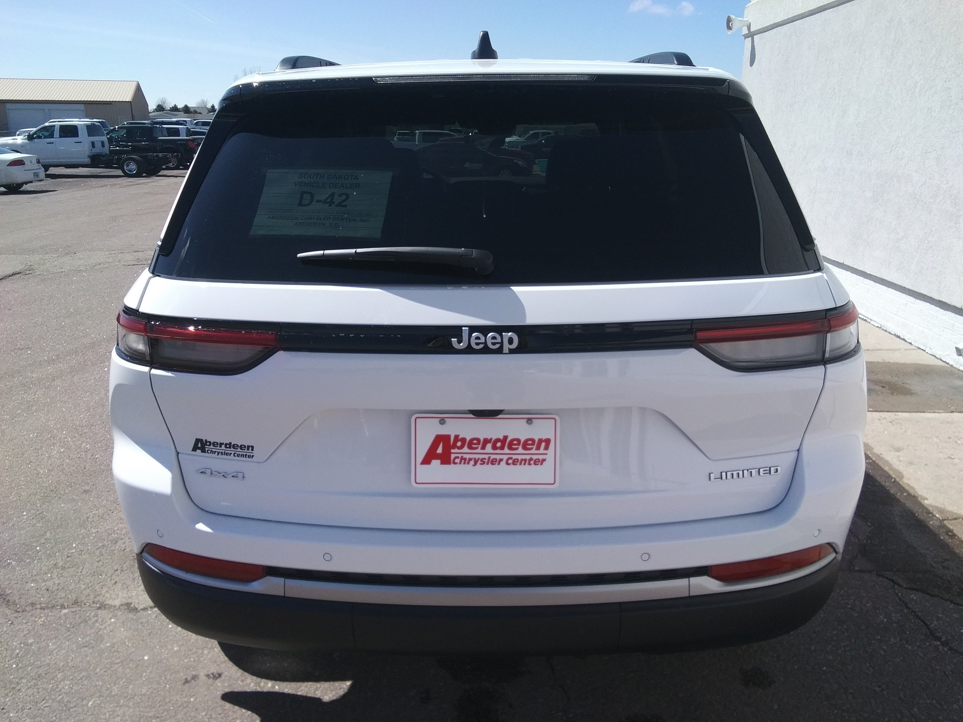 New 2026 Bright White Clear-Coat Exterior Paint Jeep Limited image 6