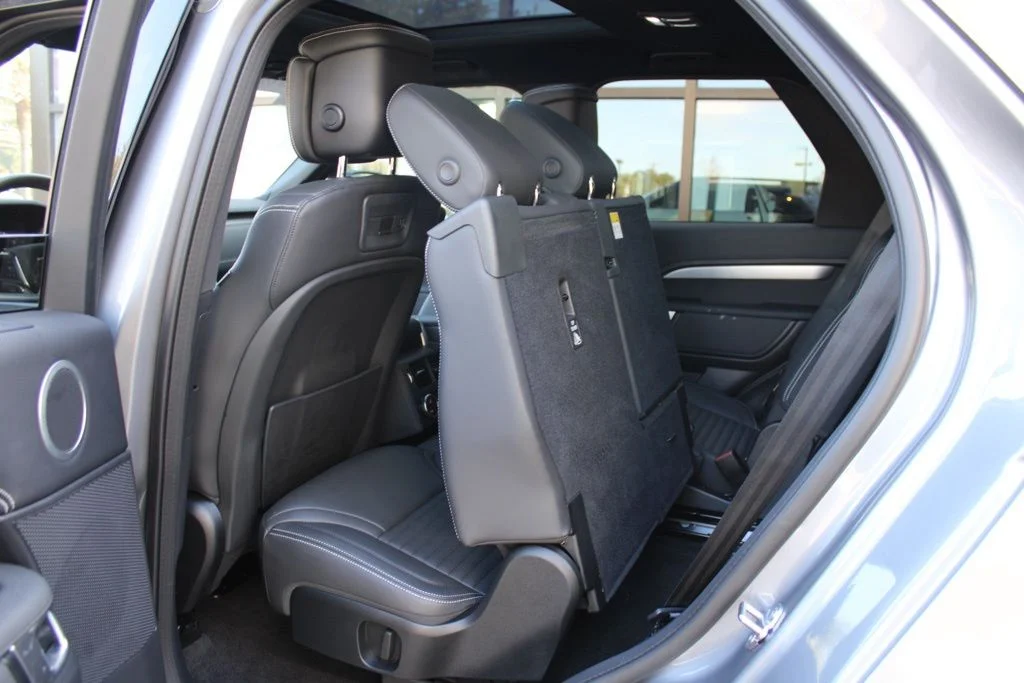 Used 2025  Land Rover Dynamic SE image 40