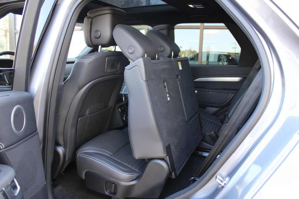 Used 2025  Land Rover Dynamic SE image 40