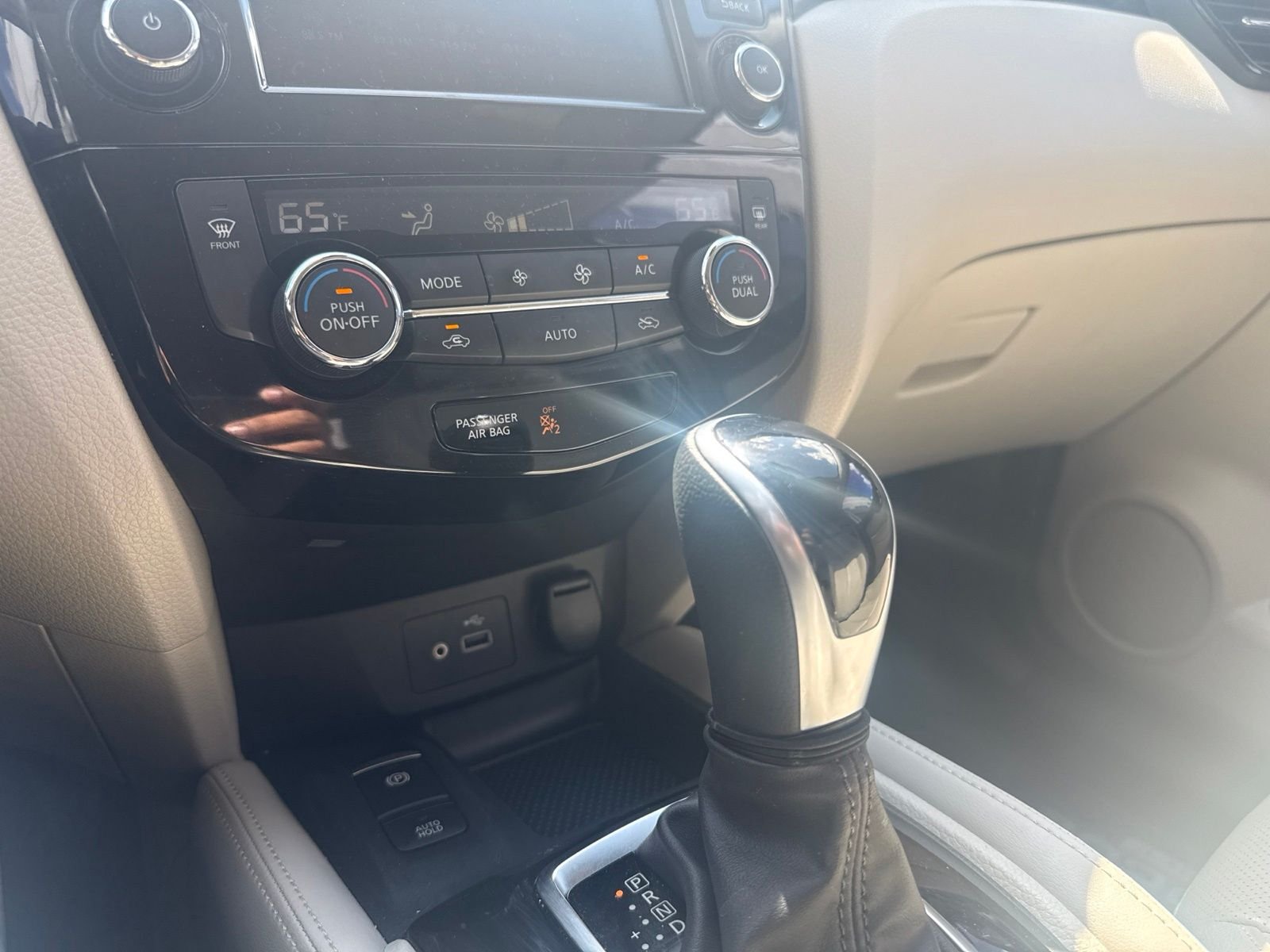 Used 2019 White Nissan SL image 18