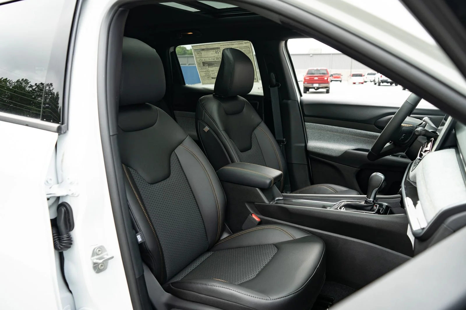 New 2026 Bright White Clear-Coat Exterior Paint Jeep  image 23