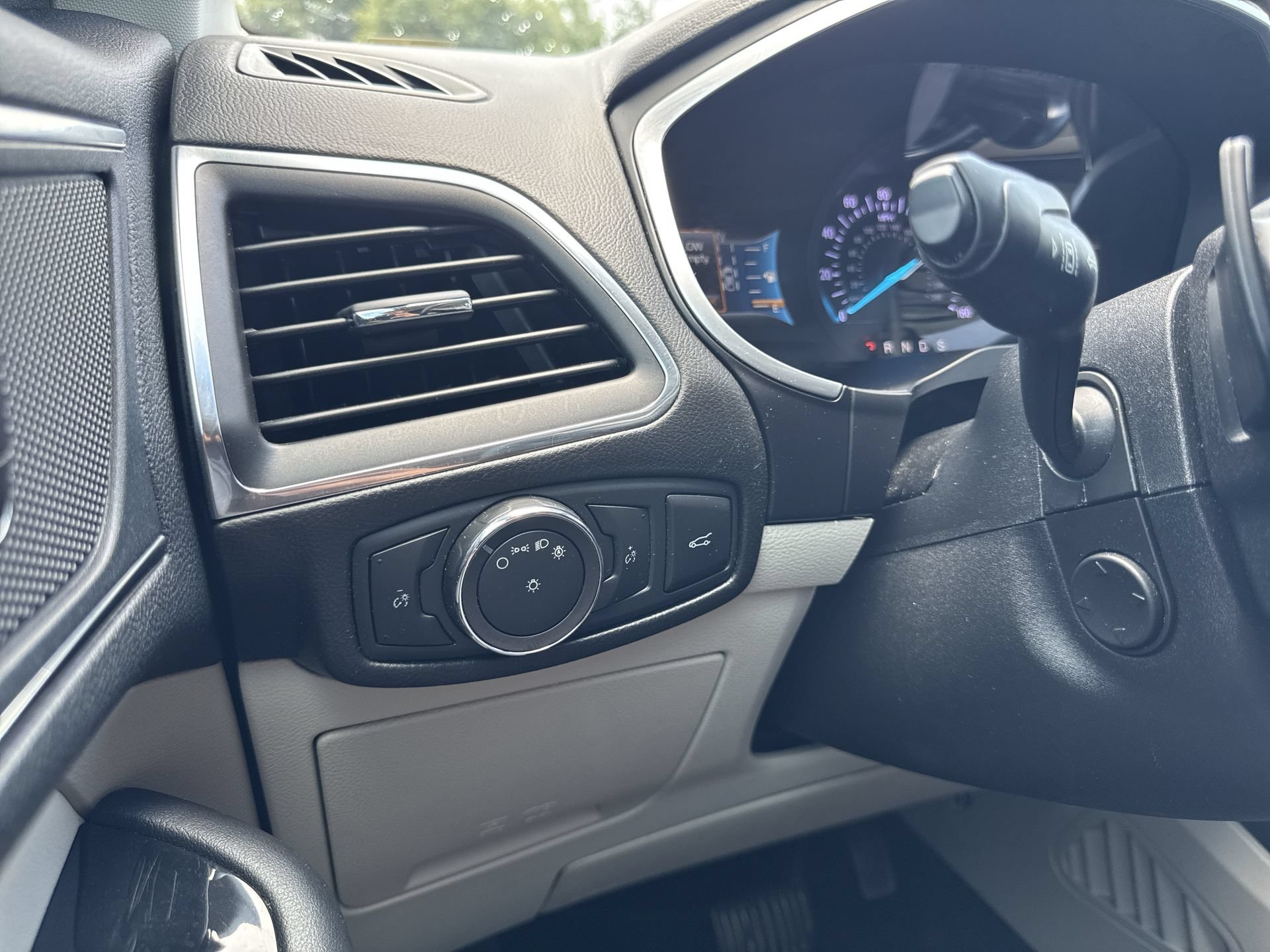 Used 2018 White Platinum Clearcoat Metallic Ford Titanium image 30