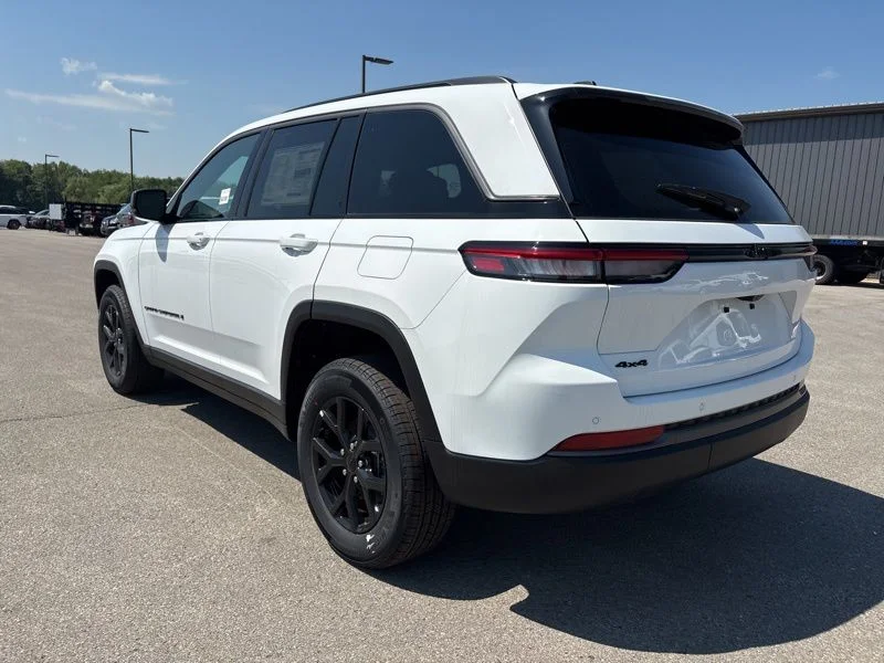 New 2026 Bright White Clear-Coat Exterior Paint Jeep Laredo image 5
