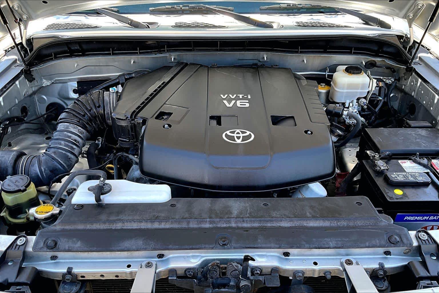 Used 2008 White / Titanium Metallic Toyota  image 31