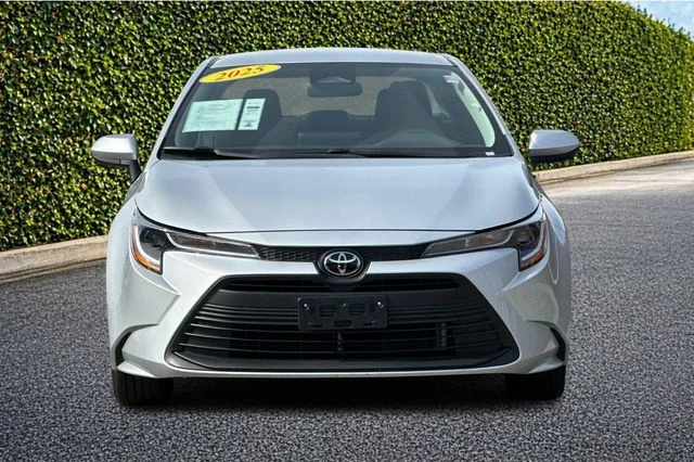 2025 Toyota Corolla LE - Photo 9