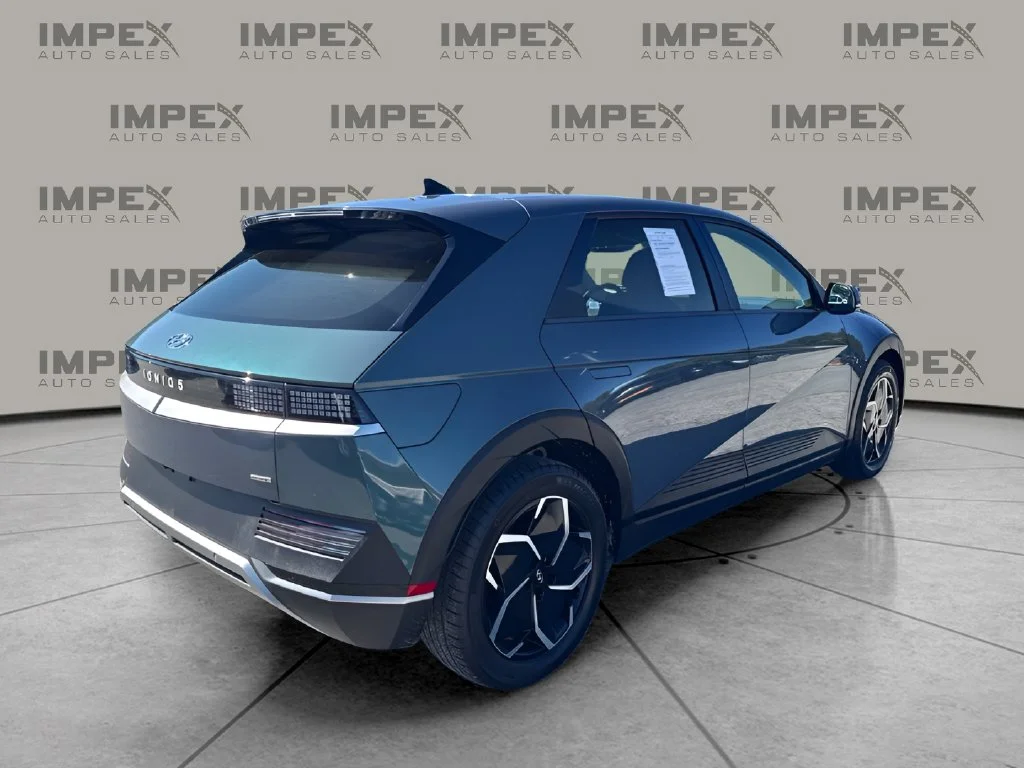Used 2024 Green Hyundai SE image 5