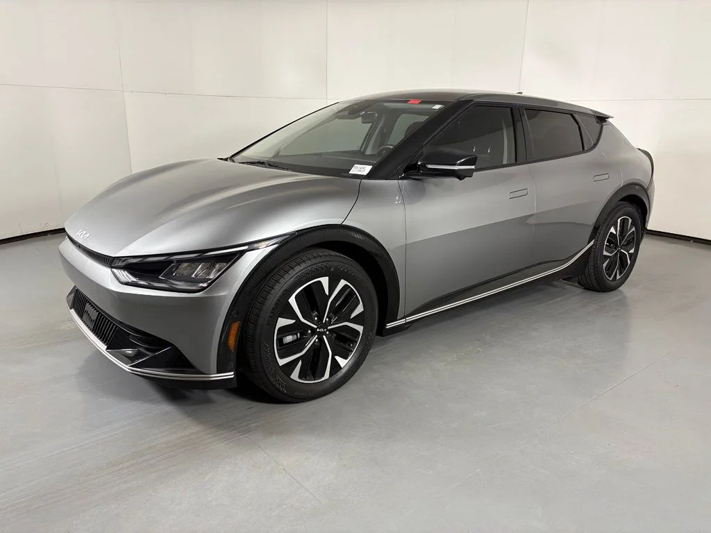Used 2023 Gray Kia Wind image 4