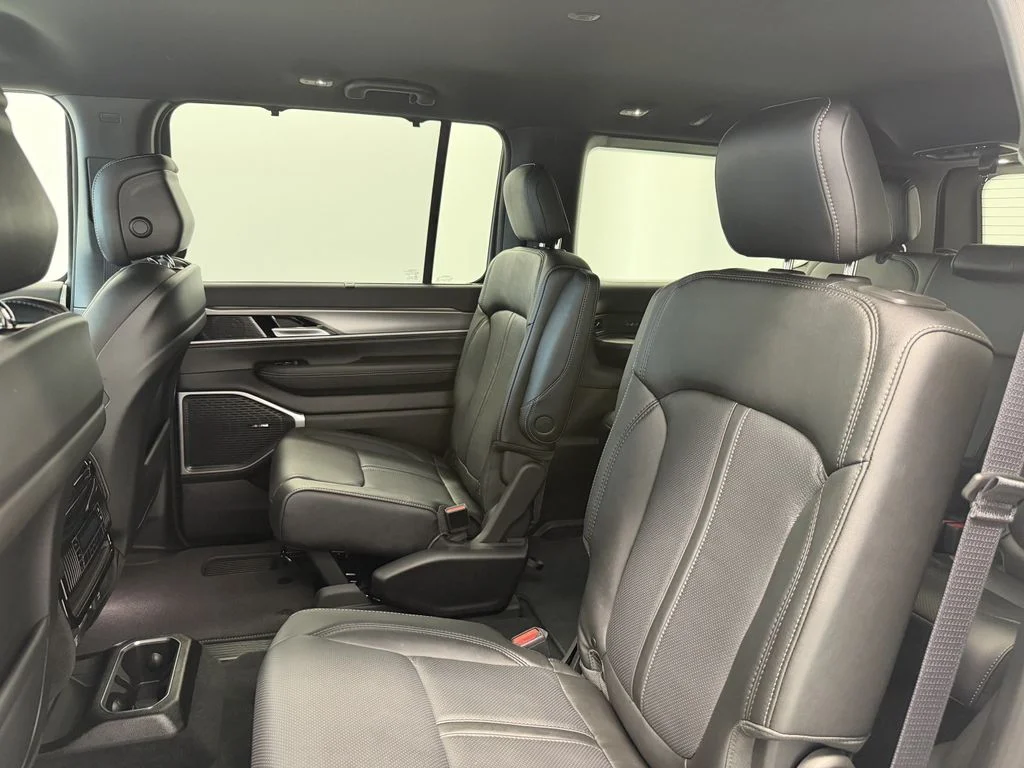 New 2026 Bright White Clear-Coat Exterior Paint Jeep Limited Altitude image 19
