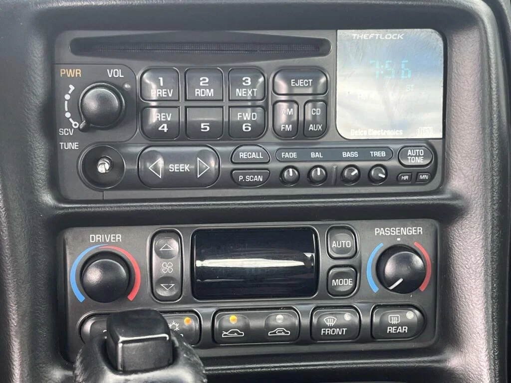 Used 2000 Black Chevrolet  image 18