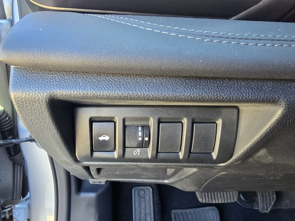 Used 2022 Ice Silver Metallic Subaru Limited image 19
