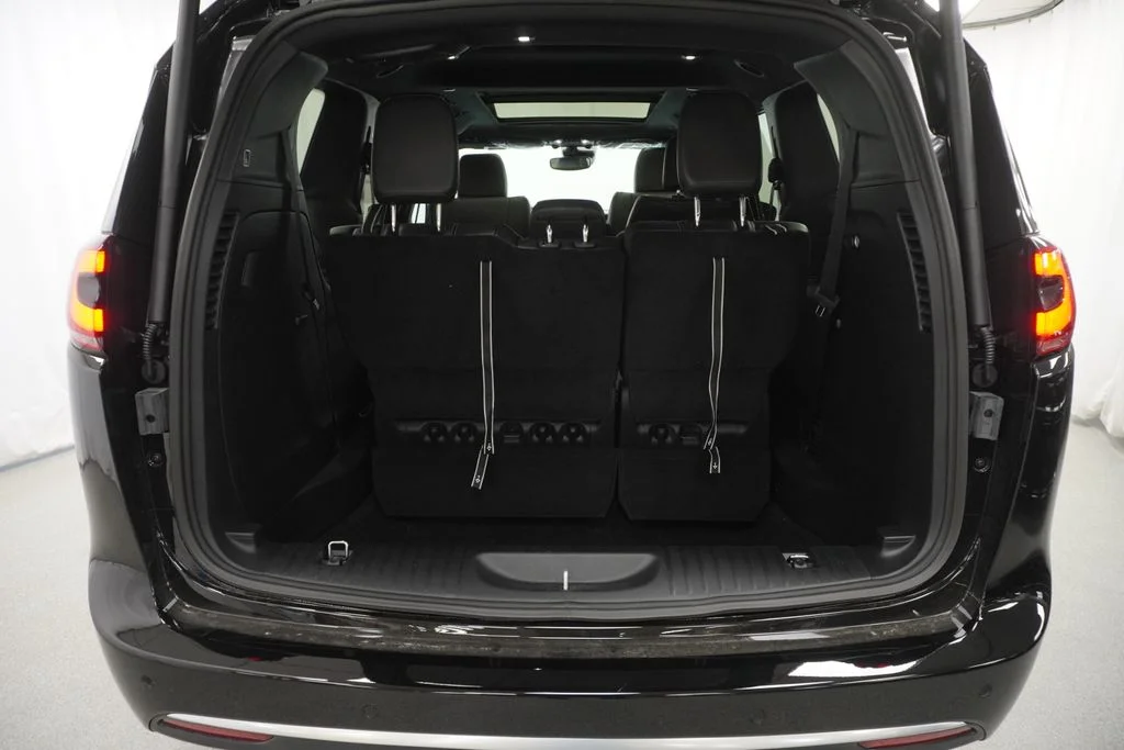 New 2027 Diamond Black Crystal Pearl-Coat Exterior Paint Chrysler Select image 30