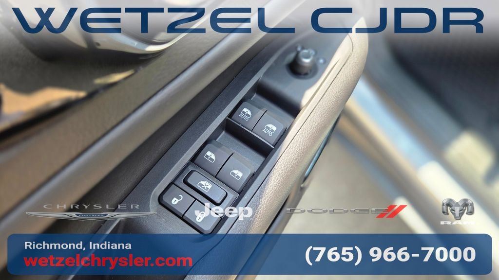 New 2026 Silver Zynith Metallic Clearcoat Jeep Latitude image 10