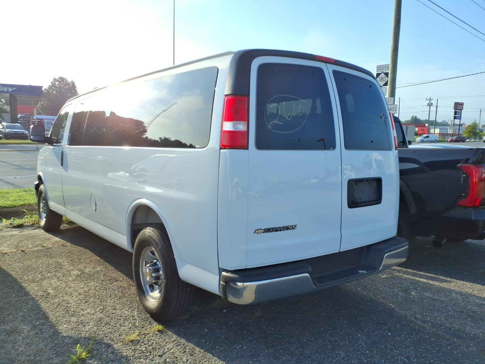 Used 2025 Summit White Chevrolet LT image 4