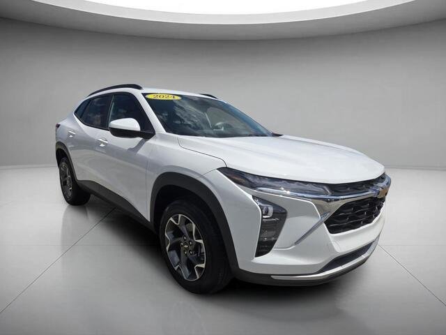 Used 2024 Summit White Chevrolet LT image 7