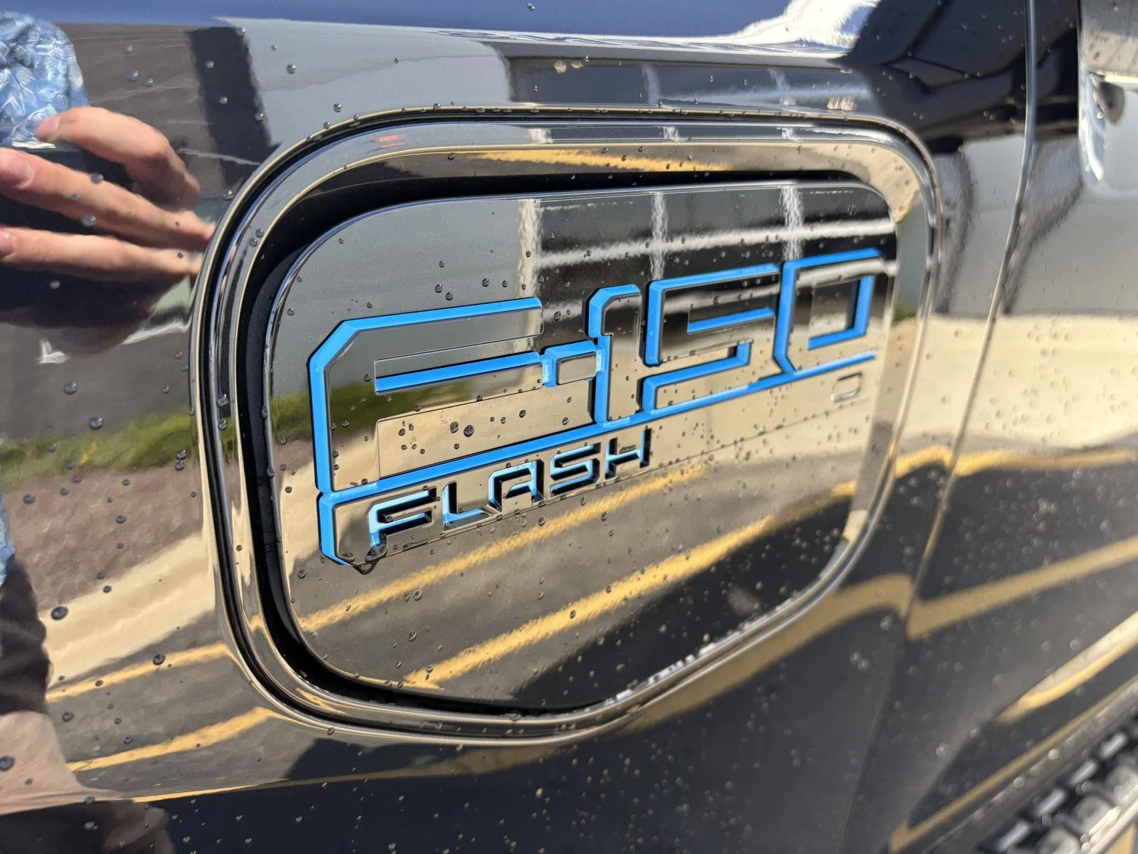 2025 Ford F-150 Lightning Flash - Photo 9