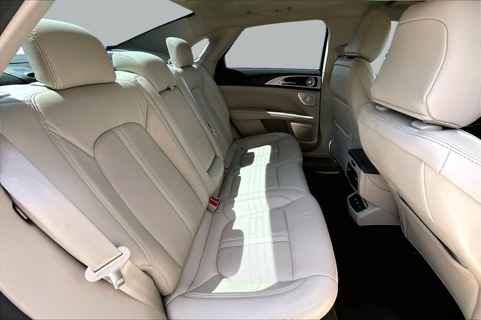 Used 2020 White Platinum Metallic Tri-Coat Lincoln Reserve image 20