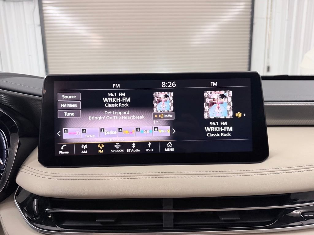 Used 2023 White INFINITI LUXE image 18
