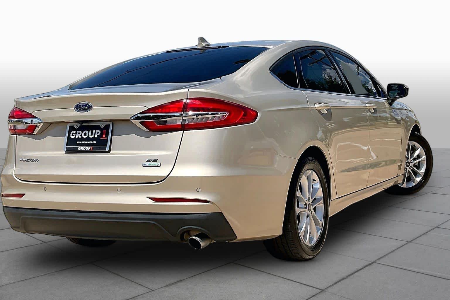 Used 2019 White Gold Metallic Ford SE image 13