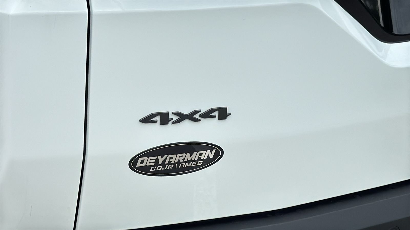 New 2026 Bright White Clear-Coat Exterior Paint Jeep Overland image 10