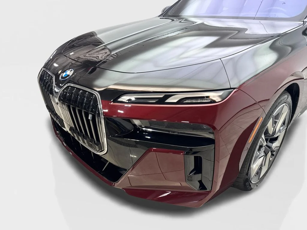 Used 2023 Red BMW xDrive60 image 17