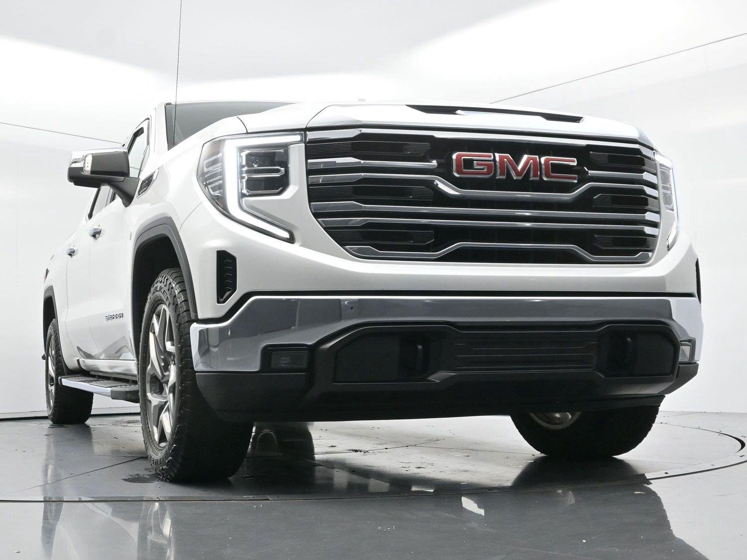 Used 2023 White Frost Tricoat GMC SLT image 46