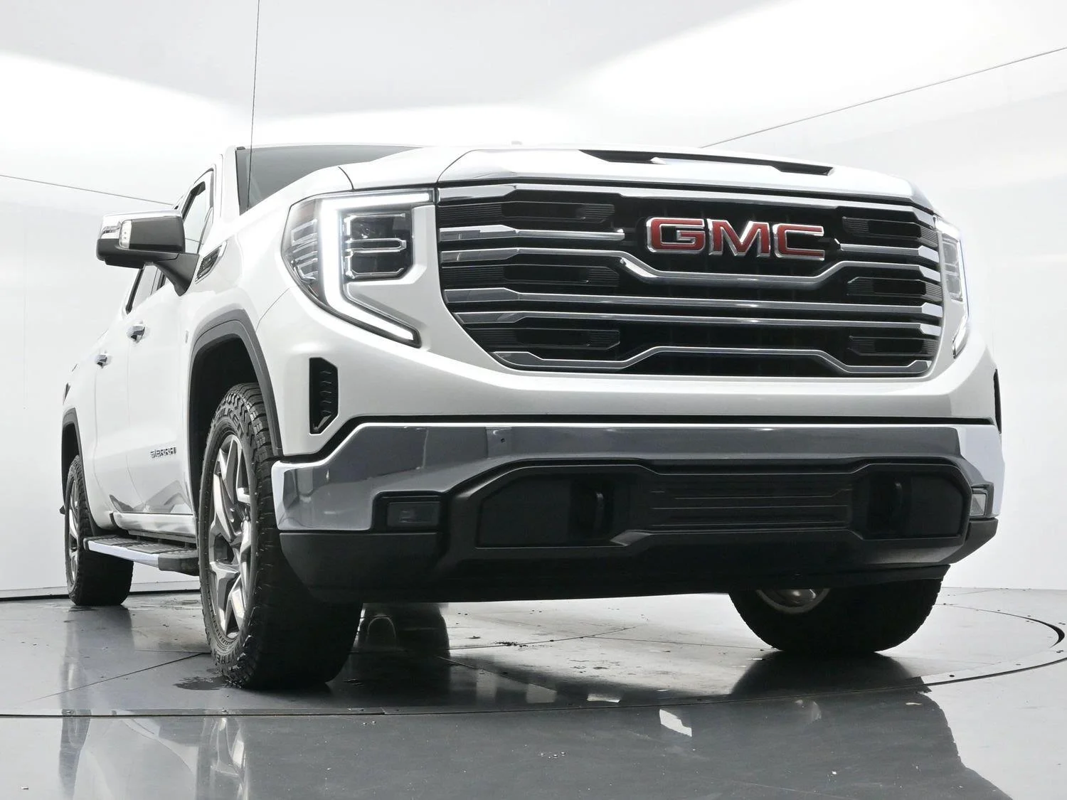 Used 2023 White Frost Tricoat GMC SLT image 46