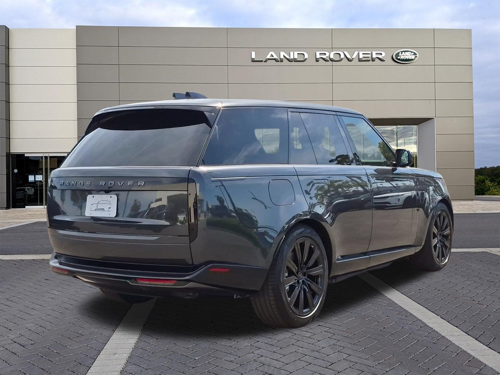 New 2026 Carpathian Grey Premium Metallic Land Rover SE image 5