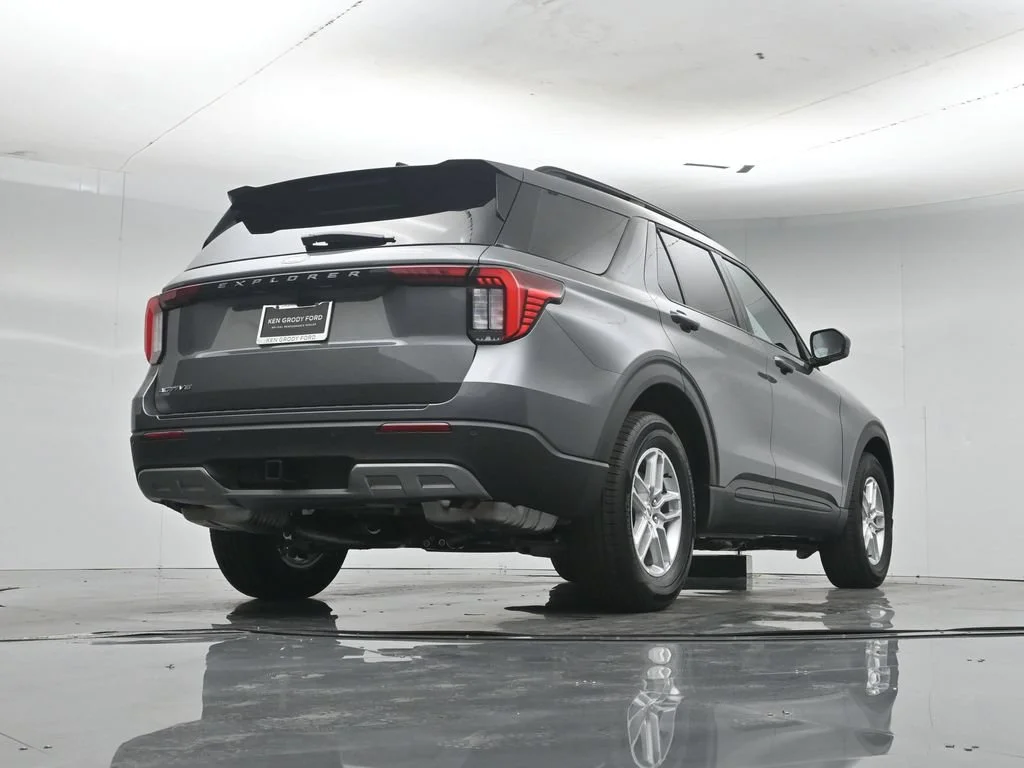 New 2027 Carbonized Gray Metallic Ford Active image 45