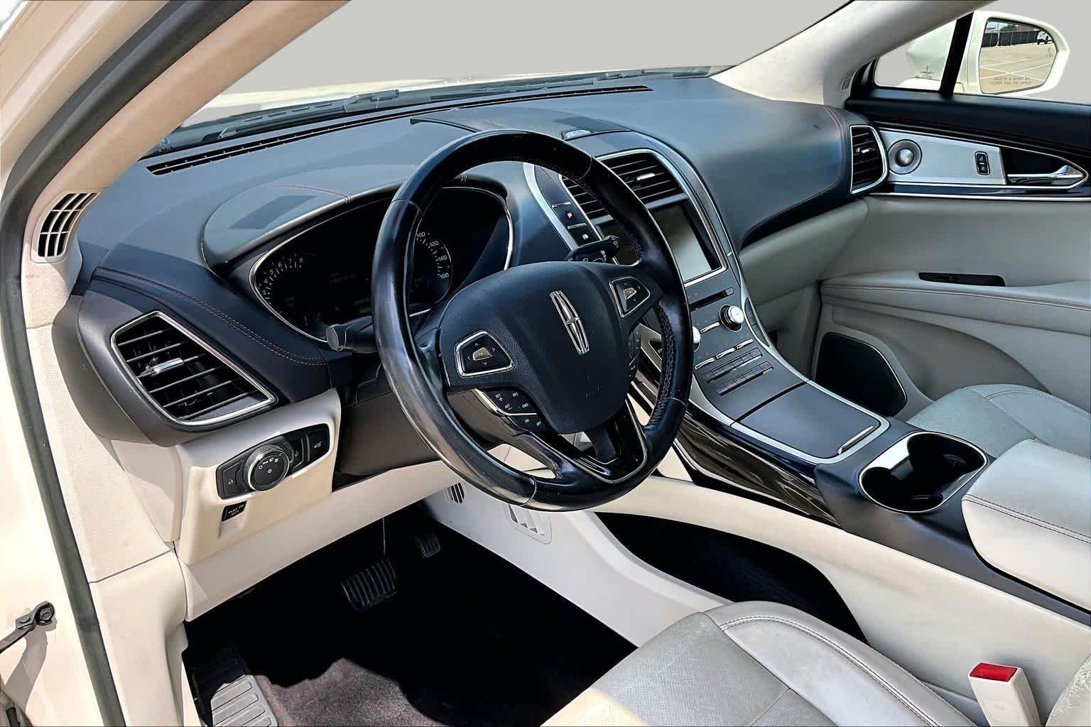 Used 2016 Confidential White 3C (Tri-Coat) Lincoln Black Label image 18
