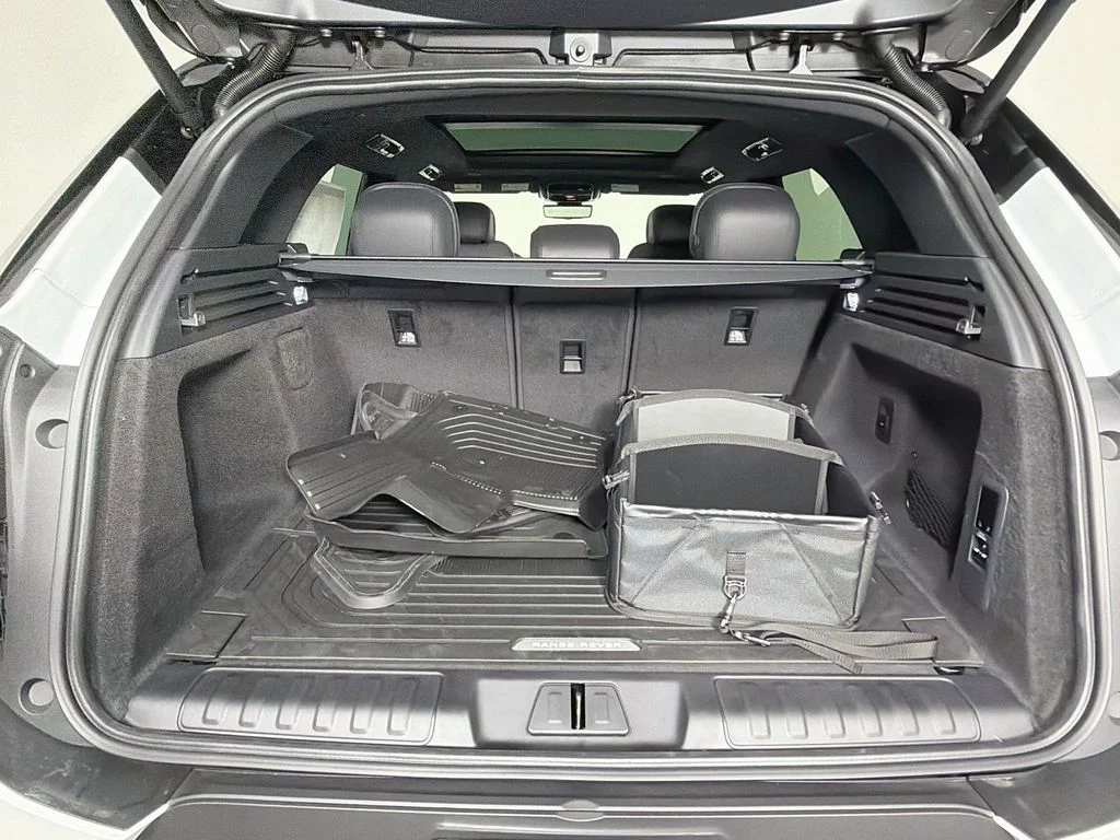 New 2026 Fuji White Land Rover SE image 28