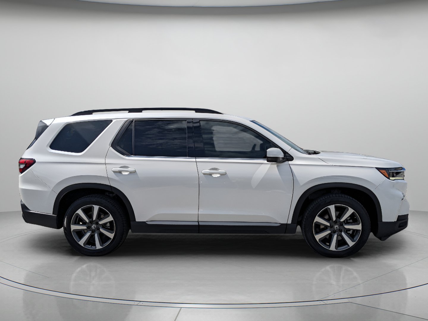 Certified Used 2025 Platinum White Honda Touring image 7