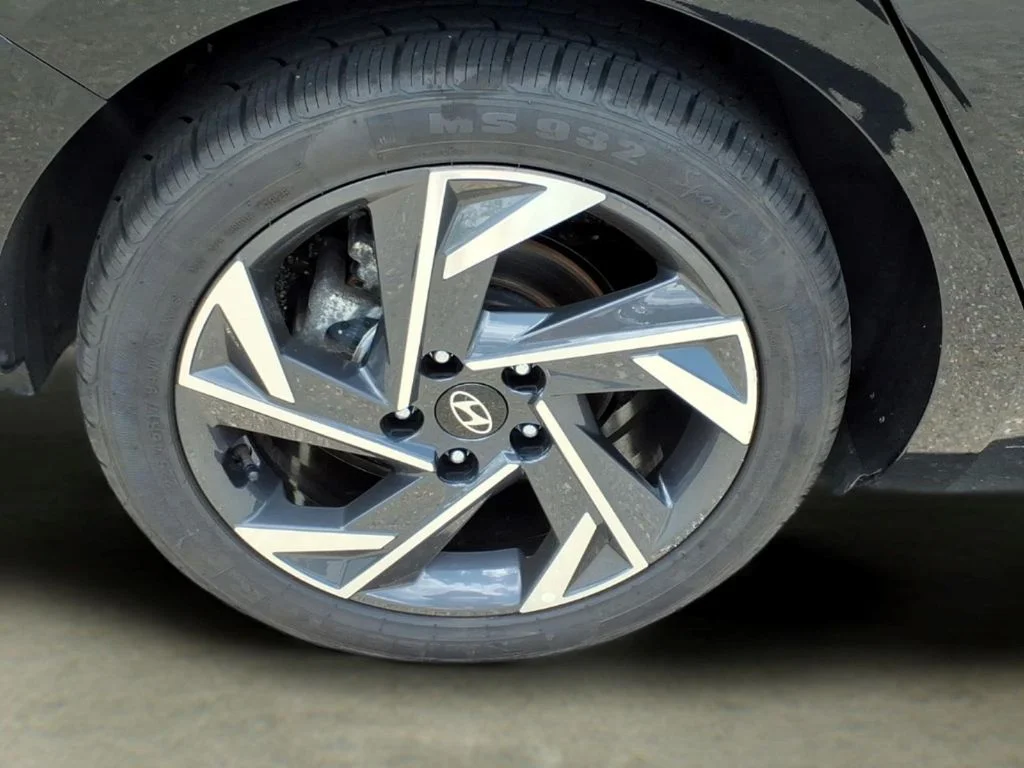 Used 2025 Black Hyundai SEL Convenience image 34