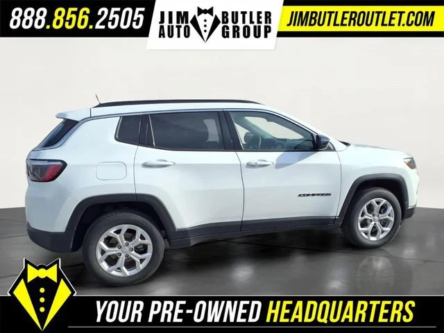 Used 2024  Jeep Latitude image 25