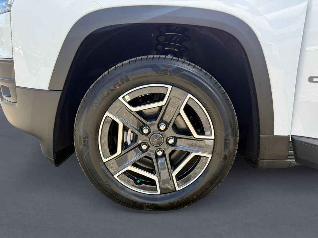 New 2026 Bright White Clear-Coat Exterior Paint Jeep Laredo image 9