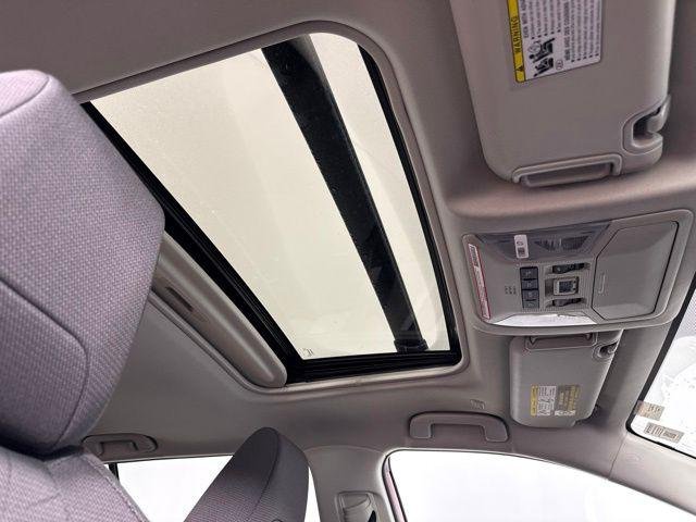 Certified Used 2023 RUBY FLARE PEARL Toyota  image 27