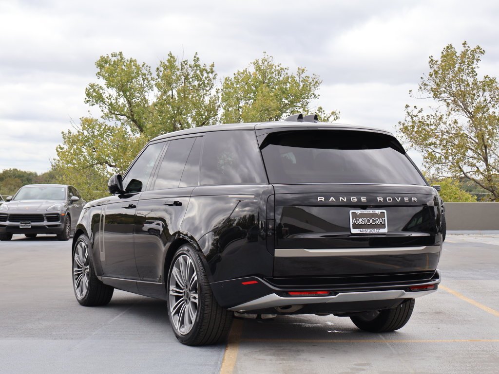 Used 2026 Santorini Black Metallic Land Rover SE image 5