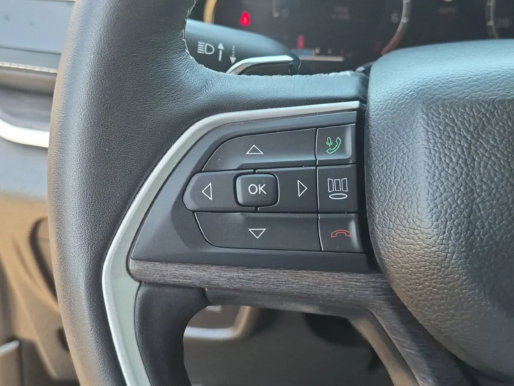 Used 2022  Jeep Limited image 21