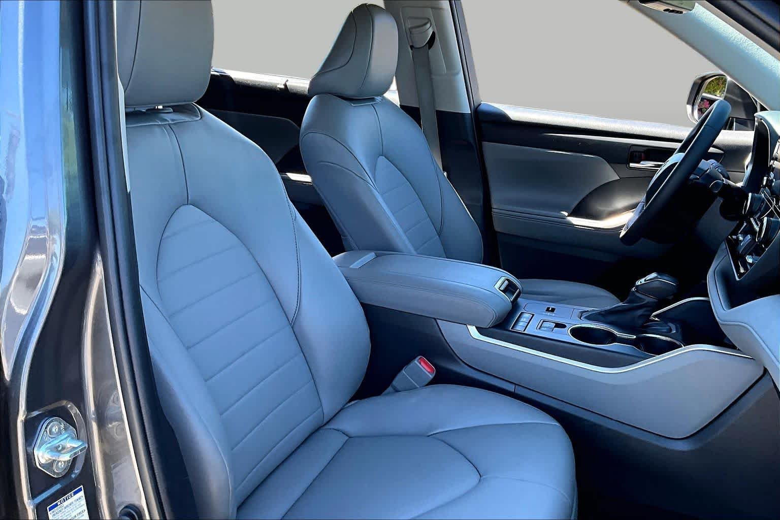 Pre-Owned 2022 Toyota Highlander Hybrid XLE