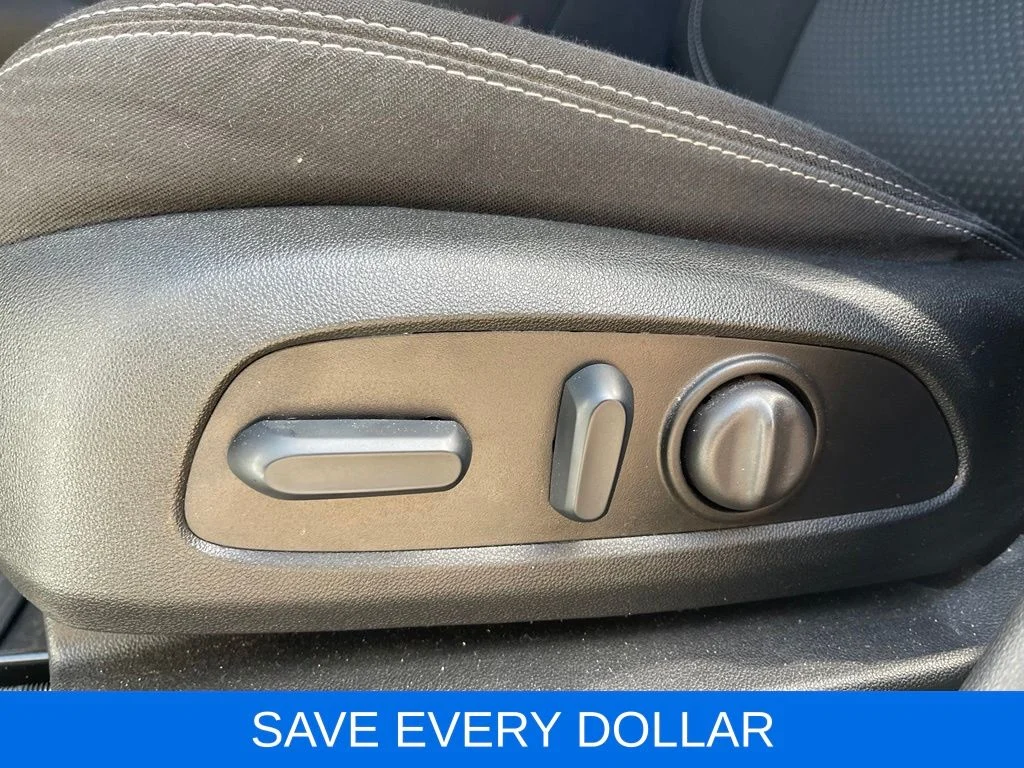 Used 2024 White GMC SLE image 21