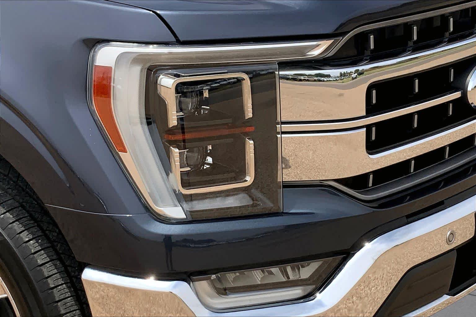 Used 2021 Smoked Quartz Metallic Tinted Clearcoat Ford LARIAT image 28