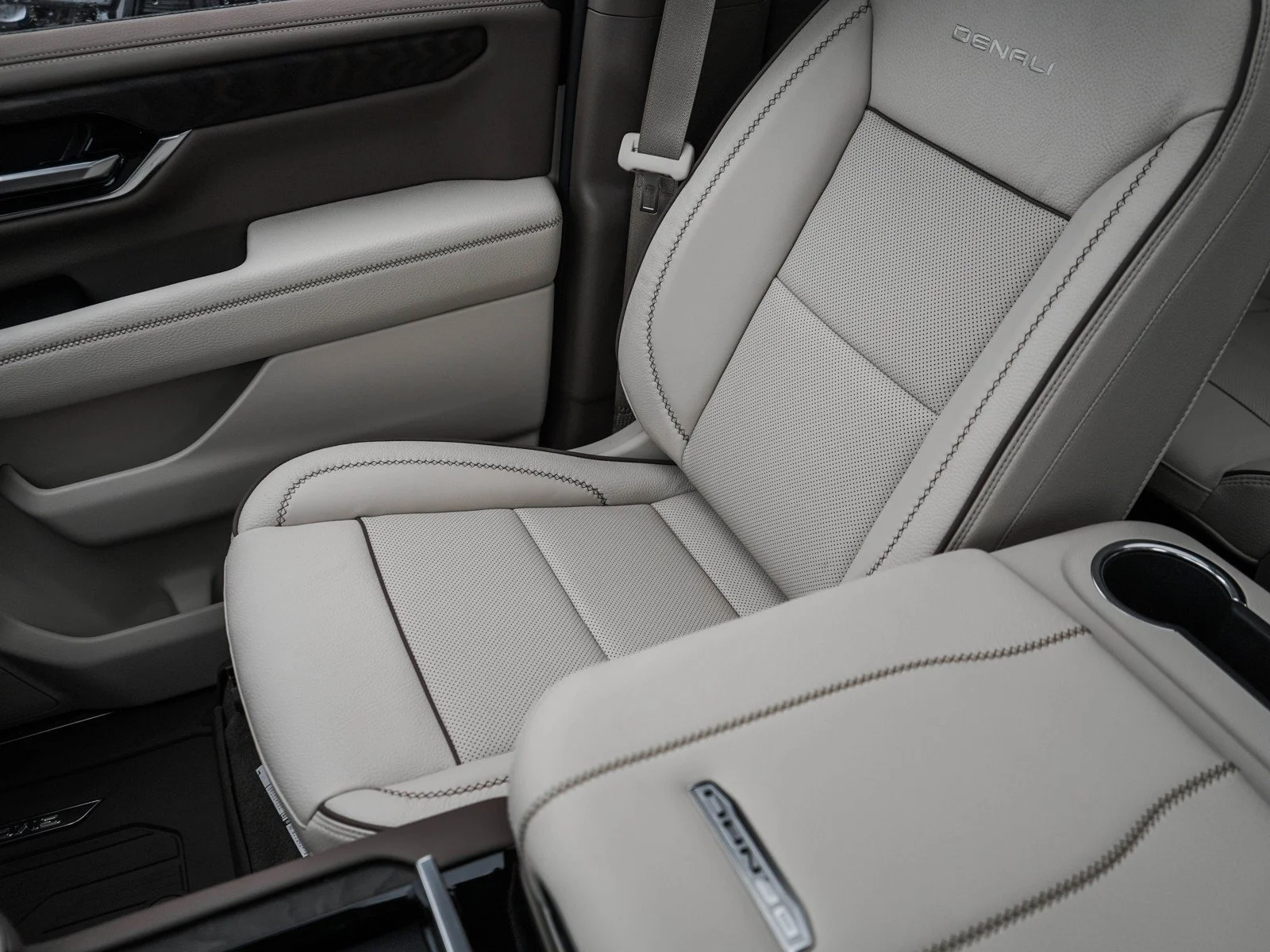 2026 GMC Yukon Denali - Photo 28