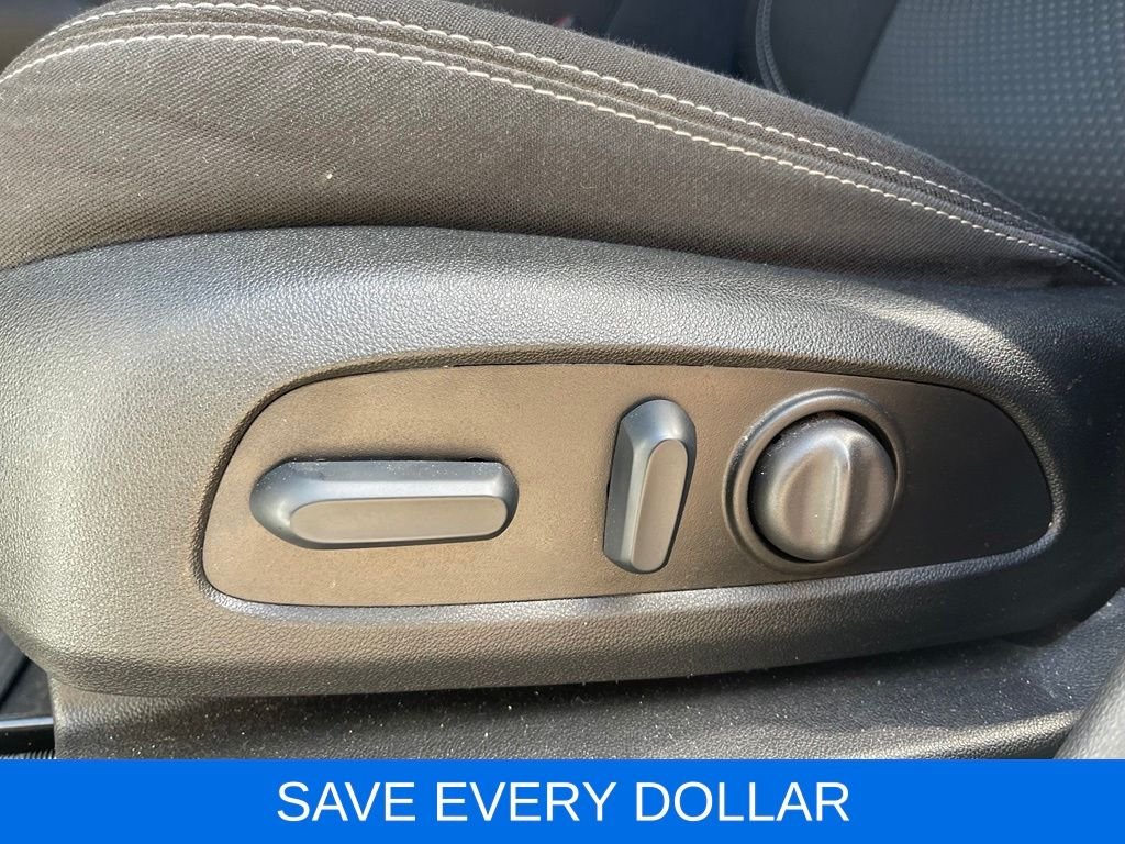 Used 2024 White GMC SLE image 21