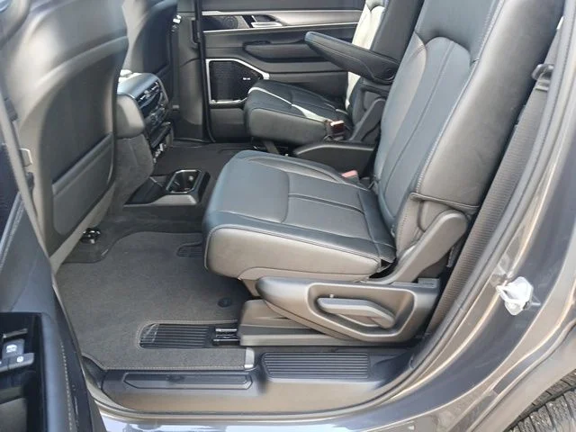 New 2026 Baltic-Gray Metallic Clear-Coat Exterior Paint Jeep Limited Altitude image 24