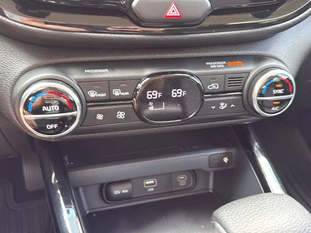 Used 2023 White Kia S image 21