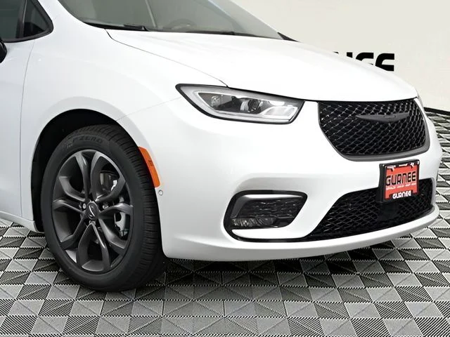 New 2026 Bright White Clear-Coat Exterior Paint Chrysler Select image 42
