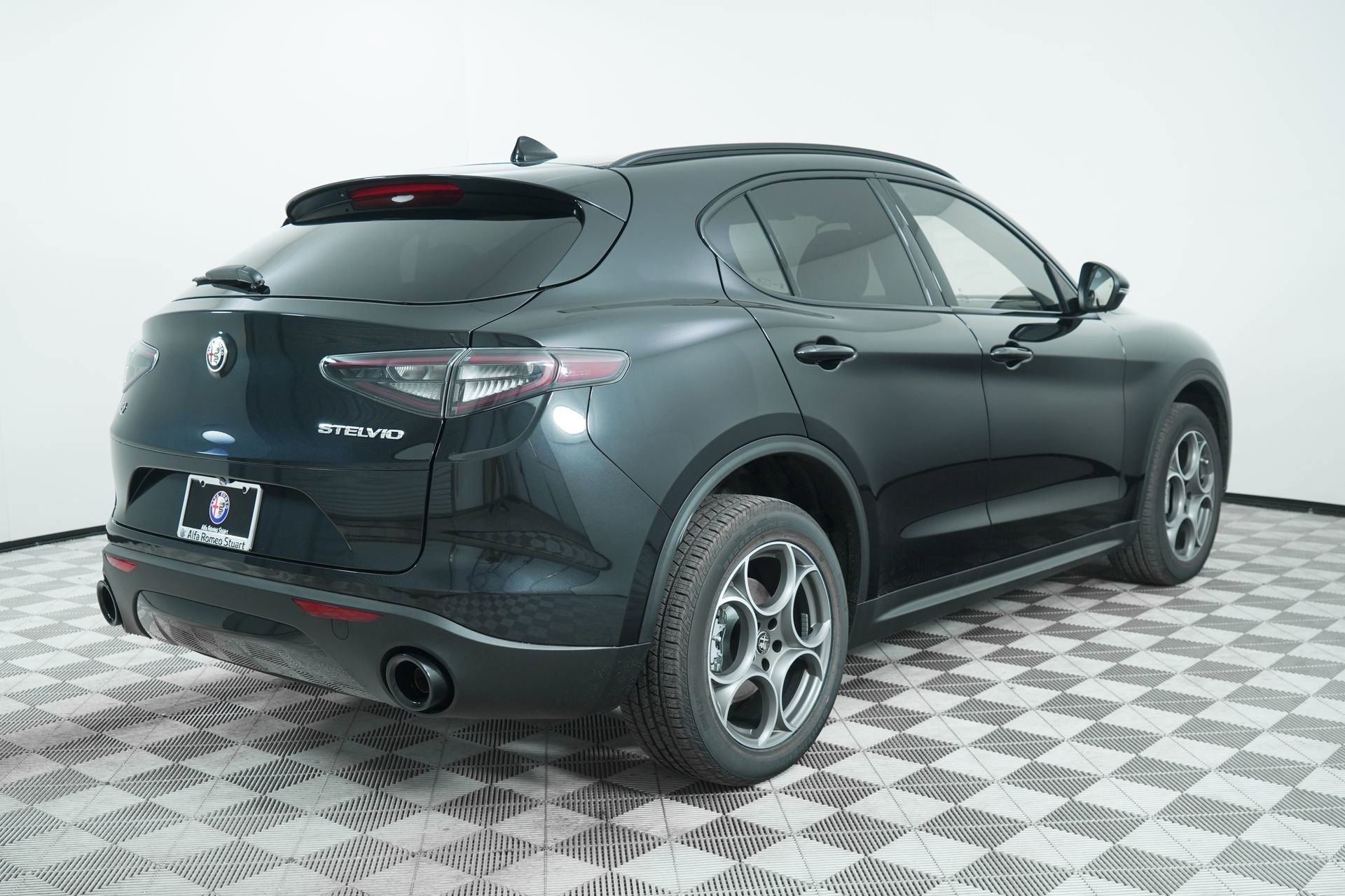 New 2025 Vulcano Black Metallic Exterior Paint Alfa Romeo Base image 7