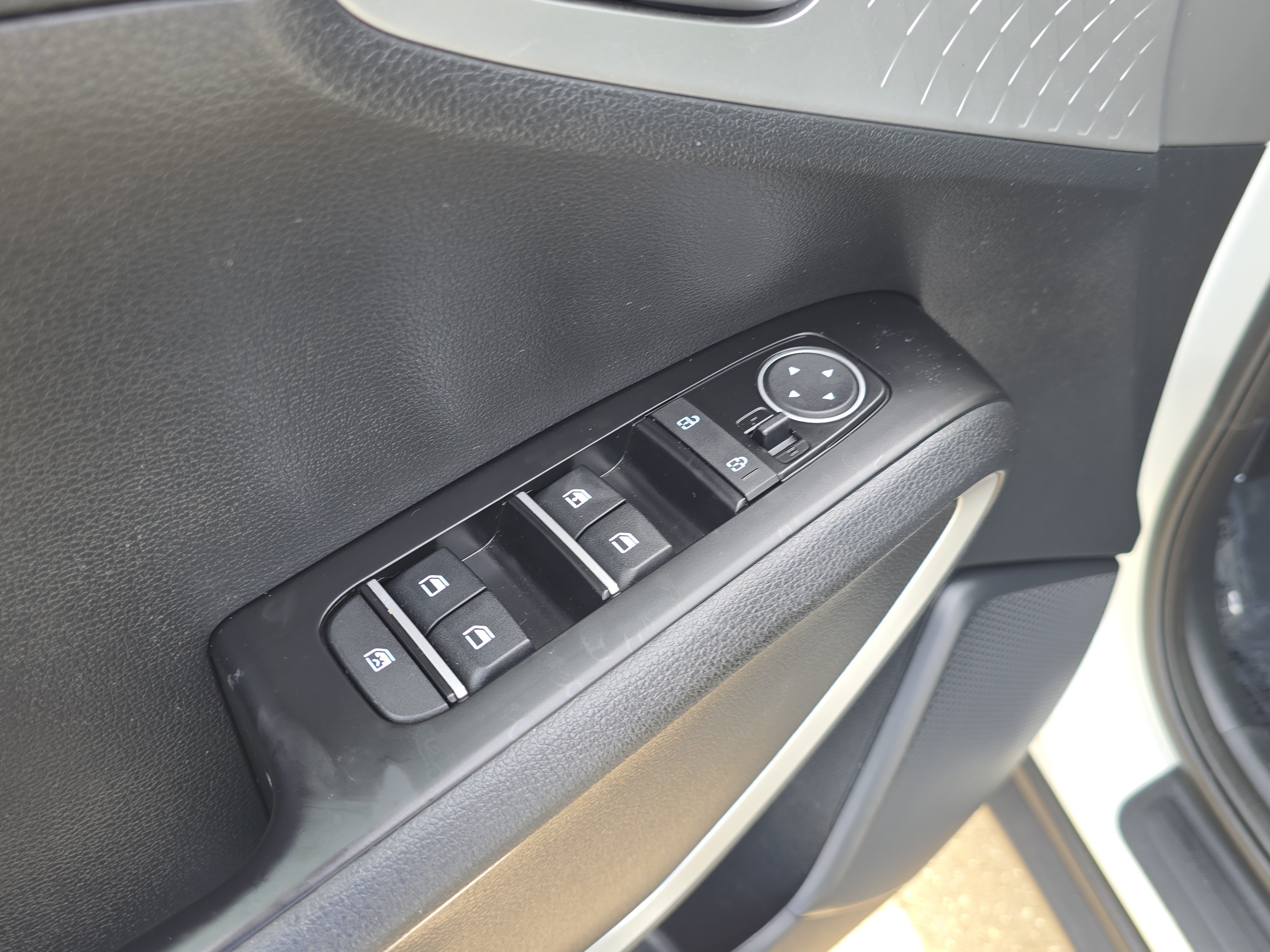 Used 2024 Snow White Pearl Kia LX image 19