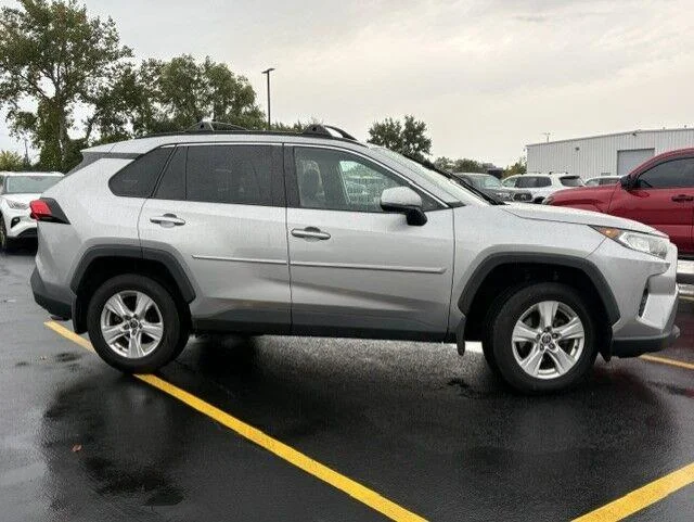 Used 2021 Silver Sky Metallic Toyota XLE image 17