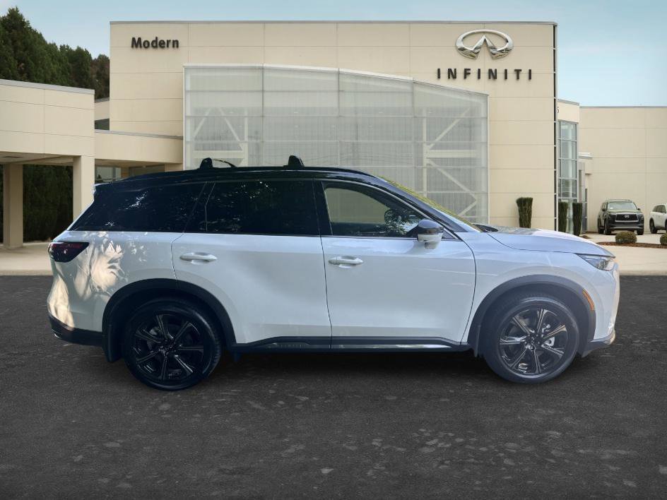 New 2027 Radiant White/Black Obsidian INFINITI AUTOGRAPH image 4