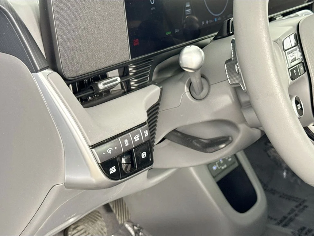 Used 2025 White Hyundai SEL image 10
